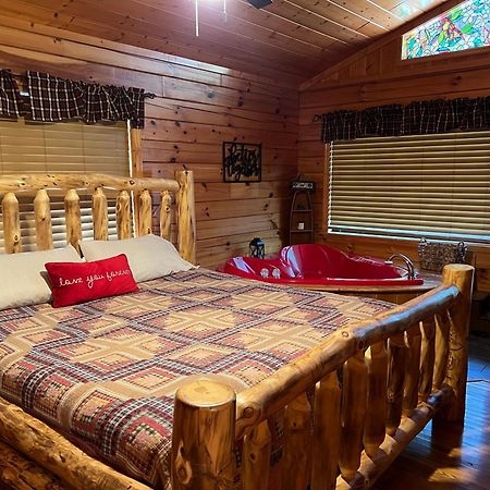 Beary Tale! Your Happily Ever After Starts Here! Севьервилл Экстерьер фото